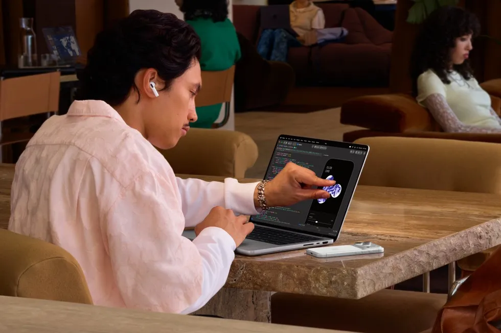 Apple unveils groundbreaking MacBook — Apple